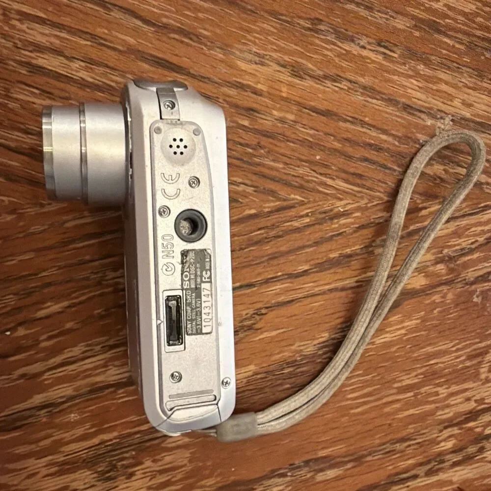 Sony Cybershot DSC-P200 7.2mp Digital Camera 3x Optical Zeiss Lens